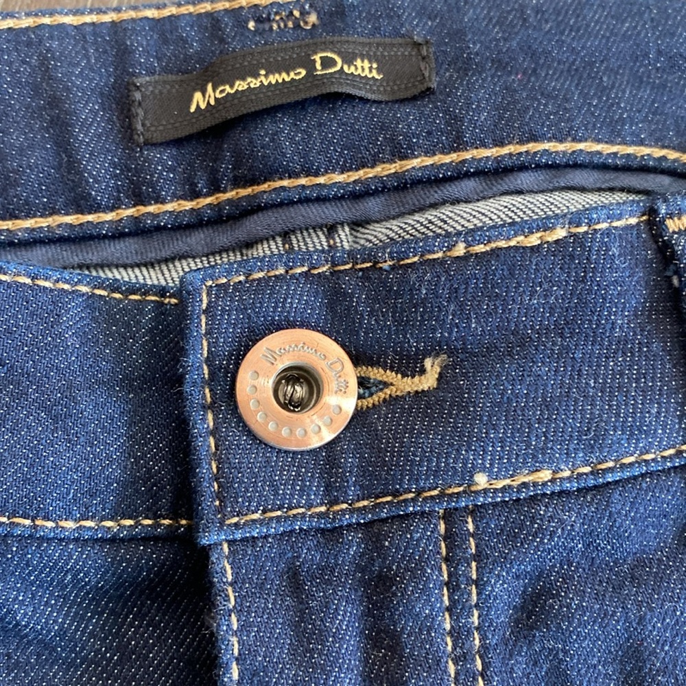 Massimo Dutti ladies denim size 2 made in Tunisia classic blue color.